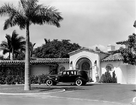 sur - 1930s CAR IN CIRCULAR DRIVEWAY OF TROPICAL STUCCO SPANISH STYLE HOME IN SUNSET ISLANDS MIAMI BEACH FL Foto de stock - Con derechos protegidos, Código: 846-02791972