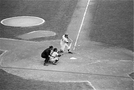 1980s PROFESSIONAL BASEBALL GAME WITH BATTER ABOUT TO HIT BALL AS CATCHER AND UMPIRE LOOK ON Foto de stock - Direito Controlado, Número: 846-02792000