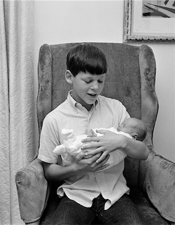 1950s BOY BABY INFANT HOLDING CHAIR Foto de stock - Con derechos protegidos, Código: 846-02792002