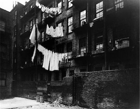 simsearch:846-03164008,k - 1930s BACK OF TENEMENT HOUSING WITH LAUNDRY HANGING OUT ON CLOTHESLINE Foto de stock - Direito Controlado, Número: 846-02792024
