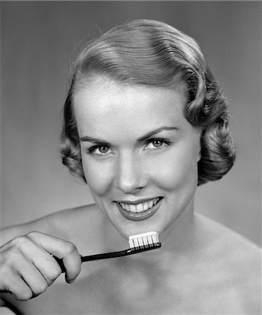 BROSSE À DENTS FEMME SOURIANTE TENANT DES ANNÉES 1950 Photographie de stock - Rights-Managed, Code: 846-02792034