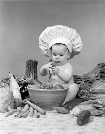 simsearch:846-03163914,k - 50ER JAHRE 60ER JAHRE BABY TRAGEN HUT TOQUE CHEF SCHÜSSEL UND ROHES GEMÜSE MAKING A SALAT KOCHEN ESSEN-KARRIERE Stockbilder - Lizenzpflichtiges, Bildnummer: 846-02792049