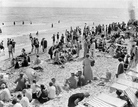 1930s CROWD OF PEOPLE SOME FULLY CLOTHED OTHERS IN BATHING SUITS ON PALM BEACH IN FLORIDA USA Foto de stock - Direito Controlado, Número: 846-02792128