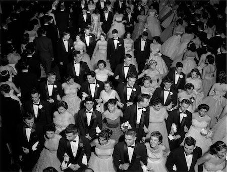 1950s GRAND MARCH AT HIGH SCHOOL PROM DANCE PROMENADE TEEN COUPLES FORMAL DRESS Foto de stock - Con derechos protegidos, Código: 846-02792225