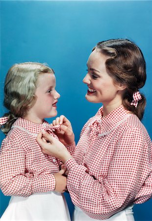 1940s 1950s MOTHER AND DAUGHTER IN MATCHING RED CHECKED BLOUSES Foto de stock - Con derechos protegidos, Código: 846-02792331