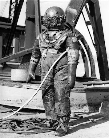 1930s 1940s FULL FIGURE OF MAN IN UNDERWATER HARD HAT DEEP SEA DIVING SUIT Fotografie stock - Rights-Managed, Codice: 846-02792347