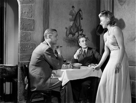 1930s 1940s 2 MEN EATING CLUB RESTAURANT 1 WOMAN FLIRTING TABLE BLOND WOMAN SMOKING CIGAR CIGARS Foto de stock - Con derechos protegidos, Código: 846-02792354