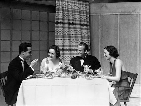 ANNÉES 1930 DES ANNÉES 1920, DEUX COUPLES HOMMES FEMMES DÎNER MANGER TENUE DE VILLE Photographie de stock - Rights-Managed, Code: 846-02792359