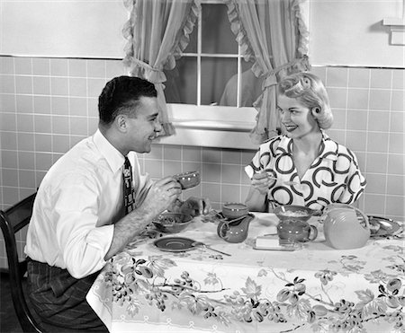 ANNÉES 1950 MARI ET LA FEMME AU PETIT DÉJEUNER MANGER DES CÉRÉALES & BOIRE CAFÉ Photographie de stock - Rights-Managed, Code: 846-02792368