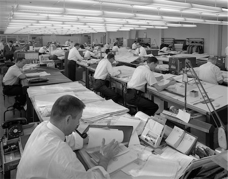 simsearch:846-02796476,k - ANNÉES 1960 MEN IN ENGINEERING OFFICE AUX TABLES DE DESSIN Photographie de stock - Rights-Managed, Code: 846-02792428