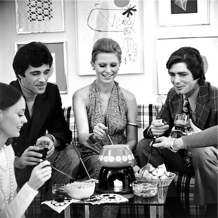 eat vintage - 1970s FONDUE PARTY WITH SEVERAL COUPLES Foto de stock - Con derechos protegidos, Código: 846-02792440