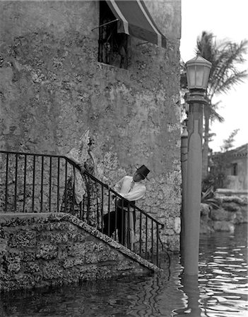 1920ER JAHREN ROMANTISCH ZU ZWEIT IN SPANISCHE KOSTÜME ON TREPPE DES VENEZIANISCHEN POOLS IN CORAL GABLES FLORIDA Stockbilder - Lizenzpflichtiges, Bildnummer: 846-02792465