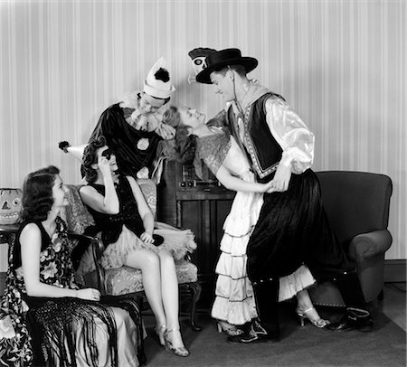 1930s COUPLES DRESSED IN COSTUMES DANCING & PARTYING AT HOME Foto de stock - Con derechos protegidos, Código: 846-02792461