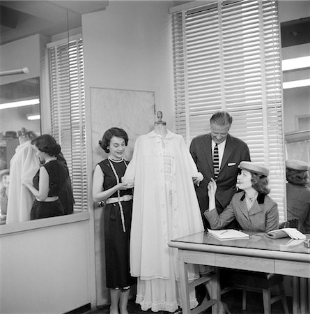 simsearch:846-02793373,k - 1950s FEMALE FASHION BUYER SELECTING LINGERIE CLOTHING IN A GARMENT INDUSTRY SHOWROOM Foto de stock - Con derechos protegidos, Código: 846-02792526