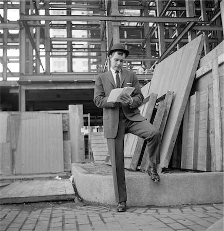 entrepreneur (en bâtiment) - ANNÉES 1960 HOMME COSTUME/TAILLEUR AT CONSTRUCTION SITE PRISE DE NOTES Photographie de stock - Rights-Managed, Code: 846-02792522