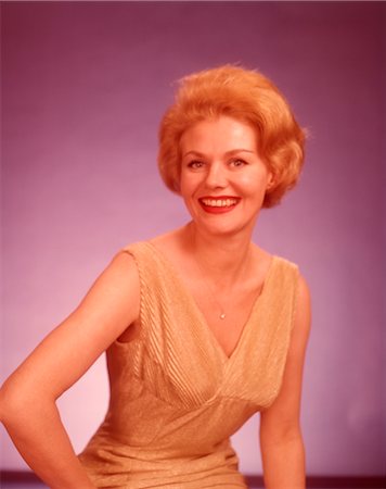 ANNÉES 1960 PORTRAIT SOURIRE DE FEMME BLONDE PORTANT OR V-COU ROBE Photographie de stock - Rights-Managed, Code: 846-02792554