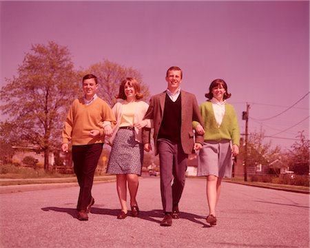 1960s TWO TEEN COUPLES WALKING TOWARDS CAMERA Foto de stock - Con derechos protegidos, Código: 846-02792567