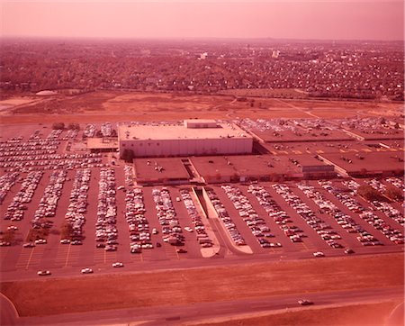 ANNÉES 1960 VUE AÉRIENNE SUBURBAN CENTRE COMMERCIAL ET PARC DE STATIONNEMENT Photographie de stock - Rights-Managed, Code: 846-02792560
