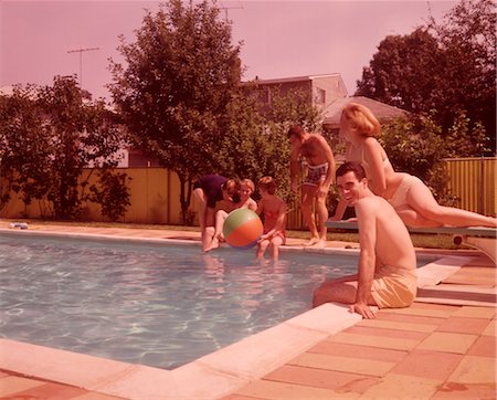 suburbia - GROUPE DES ANNÉES 1960 AUTOUR DE PISCINE D'ARRIÈRE-COUR Photographie de stock - Rights-Managed, Code: 846-02792583