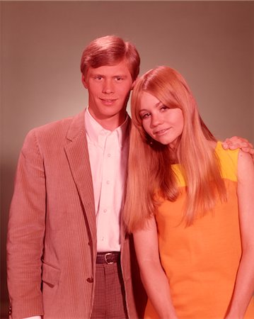 simsearch:846-02792602,k - 1960s PORTRAIT YOUNG COUPLE LOOKING AT CAMERA Foto de stock - Con derechos protegidos, Código: 846-02792601