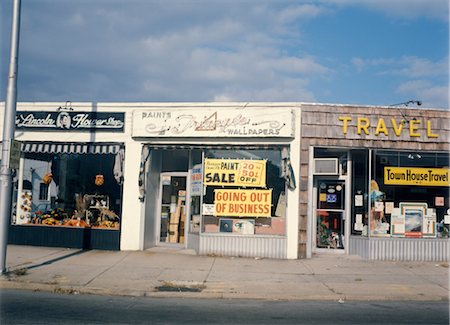 RUE DES ANNÉES 1960 AVEC LES ENTREPRISES DE DEVANTURE DE MAGASIN Photographie de stock - Rights-Managed, Code: 846-02792637