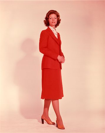 FEMME D'AFFAIRES DES ANNÉES 1970 EN COSTUME ROUGE Photographie de stock - Rights-Managed, Code: 846-02792684