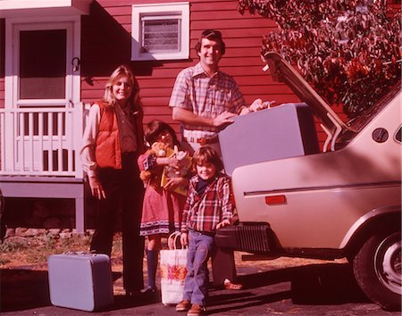 1960s 1970s FAMILY IN FRONT OF HOUSE LOADING CAR FOR VACATION Foto de stock - Con derechos protegidos, Código: 846-02792690