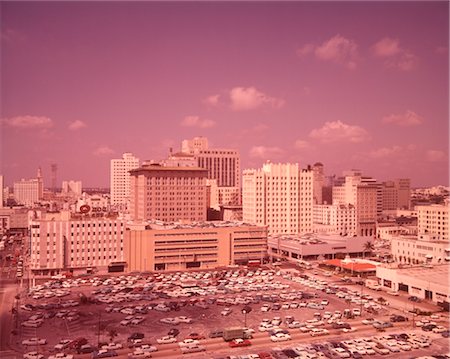 1950s SKYLINE OF SOUTHERN AMERICAN CITY PARKING LOT IN FOREGROUND Foto de stock - Con derechos protegidos, Código: 846-02792705