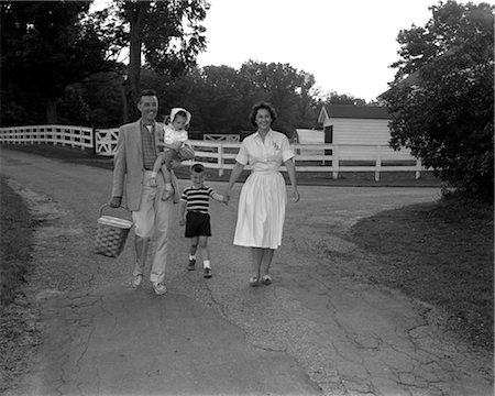 1950s FAMILY WALKING DOWN COUNTRY LANE CARRYING PICNIC BASKET Foto de stock - Con derechos protegidos, Código: 846-02792701