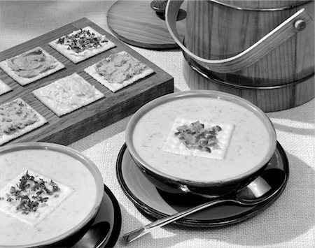 soup and crackers - SOUP FLOATS SALTINES CRACKERS Stock Photo - Rights-Managed, Code: 846-02792766