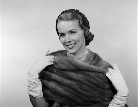 1950s PORTRAIT GLAMOROUS WOMAN WEARING MINK STOLE WHITE GLOVES PEARLS AND HAT SMILING LOOKING AT CAMERA Stock Photo - Rights-Managed, Code: 846-02792813