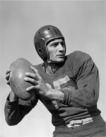 quarterback - 1940s 1950s QUARTERBACK ABOUT TO THROW A PASS FOOTBALL Fotografie stock - Rights-Managed, Codice: 846-02792837