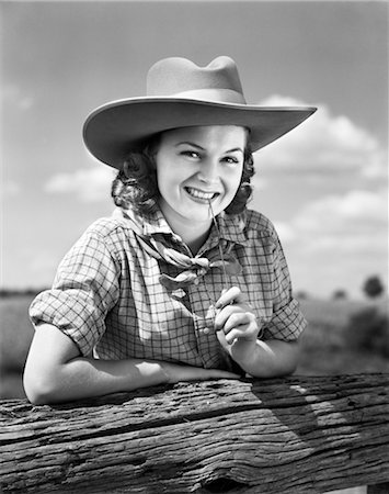 1940s GIRL IN TEN GALLON WESTERN COWBOY HAT PLAID SHIRT AND BANDANNA CHEWING A BLADE OF GRASS SMILING LOOKING AT CAMERA Foto de stock - Con derechos protegidos, Código: 846-02792987