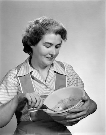 simsearch:846-03163346,k - 1940s WOMAN BAKING COOKING MIXING BOWL APRON Stock Photo - Rights-Managed, Code: 846-02793128