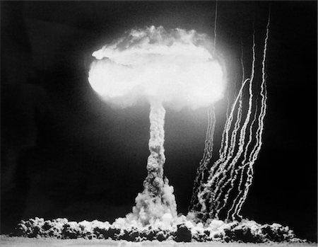 deadly - 1950s ATOMIC TEST SHOWING THE BLAST AND MUSHROOM CLOUD AT THE NEVADA PROVING GROUNDS Stock Photo - Rights-Managed, Code: 846-02793132