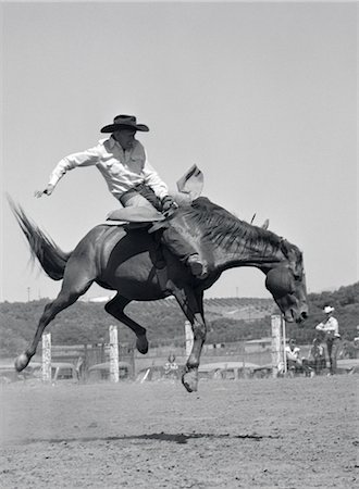 rodeo - COWBOY RIDING A HORSE ON A RANCH Fotografie stock - Rights-Managed, Codice: 846-02793158