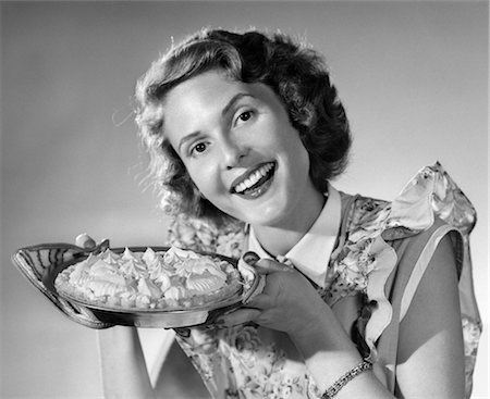 1950s SMILING WOMAN PRESENTING HOLDING FRESHLY BAKED PIE Foto de stock - Con derechos protegidos, Código: 846-02793161