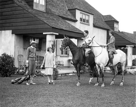 simsearch:846-02793195,k - ANNÉES 1930 ANNÉES 20 CHEVAUX DE DEUX COUPLES A LA LE CHIEN DE BERKSHIRE ET COUNTRY CLUB UN COUPLE L'AUTRE COUPLE, PORTER DES VÊTEMENTS DE GOLF Photographie de stock - Rights-Managed, Code: 846-02793183