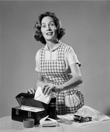 retro housewife apron - 1950s 1960s WOMAN PACKING SANDWICH INTO LUNCHBOX LUNCH Stock Photo - Rights-Managed, Code: 846-02793210