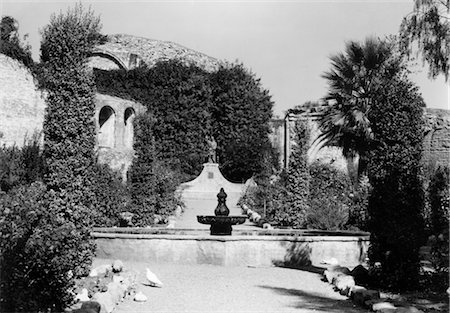 fountains in usa - 1940s 950s GARDEN OF SAN JUAN CAPISTRANO MISSION CALIFORNIA Stock Photo - Rights-Managed, Code: 846-02793244