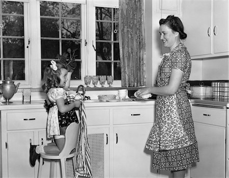 ANNÉES 1930 1940 FEMME MÈRE AVEC FILLE FILLE AGENOUILLÉE SUR CHAISE AIDANT AVEC LE LAVAGE ET LE SÉCHAGE DES PLATS EN CUISINE Photographie de stock - Rights-Managed, Code: 846-02793240