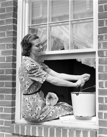 FEMME DES ANNÉES 30, ASSIS EN ARRIÈRE SUR LE REBORD DE LA FENÊTRE VITRES DE LAVAGE Photographie de stock - Rights-Managed, Code: 846-02793255