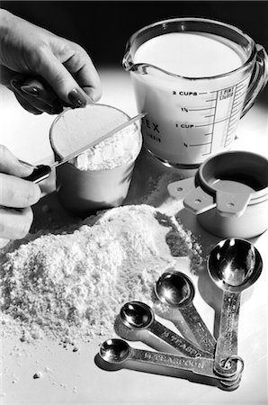 simsearch:846-03163340,k - 1950s 1960s 1970s WOMAN'S HAND LEVELING OFF FLOUR IN MEASURING CUP FOR BAKING Stock Photo - Rights-Managed, Code: 846-02793275