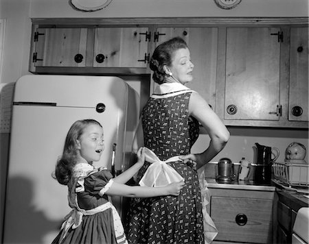 simsearch:846-03163346,k - 1950s WOMAN CHILD DAUGHTER MOTHER APRON KITCHEN Stock Photo - Rights-Managed, Code: 846-02793281