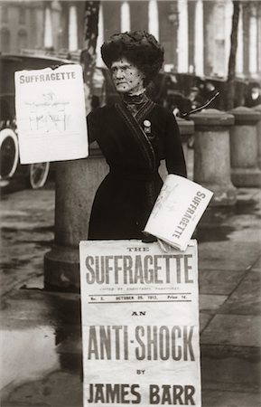 ANNÉES 1900 ANNÉES 1890 SUFFRAGETTE FEMME DISTRIBUANT LITTÉRATURE NEWSLETTER FLYER CITY STREET Photographie de stock - Rights-Managed, Code: 846-02793322