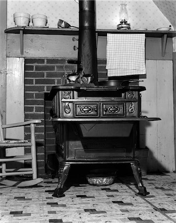 INTÉRIEUR DE CUISINE DES ANNÉES 1930 SUR BOIS - POÊLE À COMBUSTION Photographie de stock - Rights-Managed, Code: 846-02793355