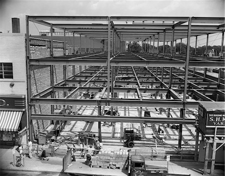 solar - 1950s COMMERCIAL SITE OF BUILDING CONSTRUCTION WITH STEEL GIRDER FRAME ERECTED MEN WORKING BELOW Foto de stock - Con derechos protegidos, Código: 846-02793360