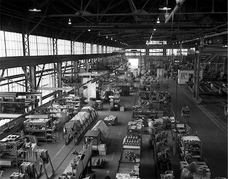 1960s ANGLED PARTIAL OVERHEAD OF COMPRESSOR ASSEMBLY LINE OPERATIONS Foto de stock - Con derechos protegidos, Código: 846-02793396