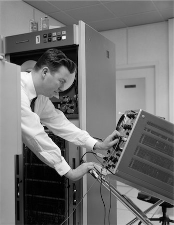 1960s SIDE VIEW OF MAN IN SHIRT & TIE USING OSCILLOSCOPE TO CHECK ELECTRONIC COMPONENTS Foto de stock - Con derechos protegidos, Código: 846-02793397