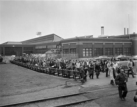 simsearch:846-02793389,k - 1950s MASS OF FACTORY WORKERS LEAVING BUILDING AFTER WORK Stock Photo - Rights-Managed, Code: 846-02793391